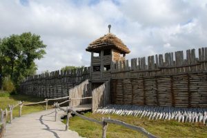 Brama do Muzeum Archeologicznego w Biskupinie