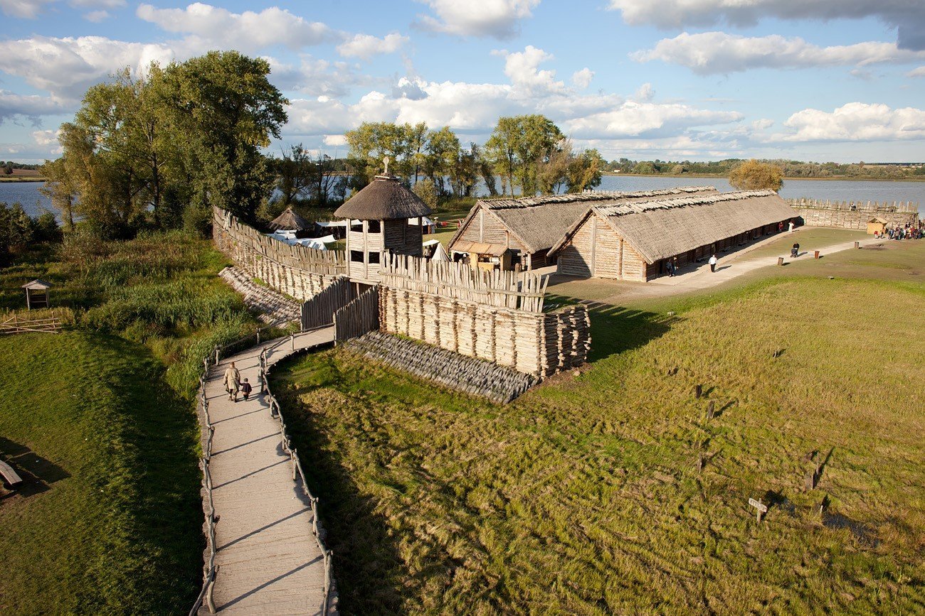 Osada w Muzeum Archeologicznym w Biskupinie - SzewczykTravel - Spływ  Dunajcem, wycieczki jednodniowe